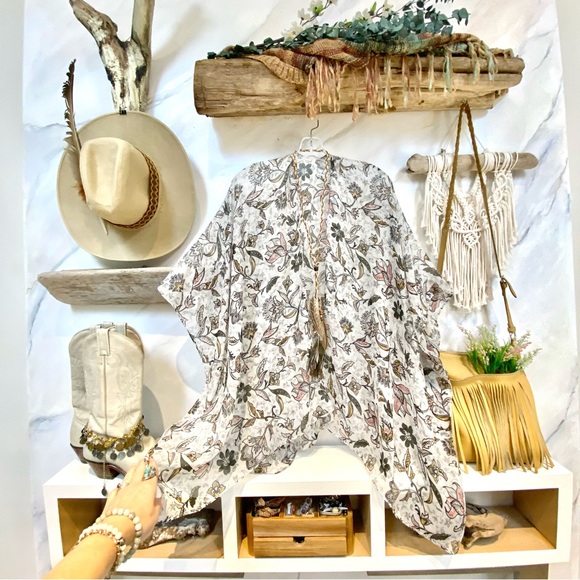 Airy & flowy sweet boho Cape w paisley / hippy/prairie/cottage core vibe - Picture 5 of 15